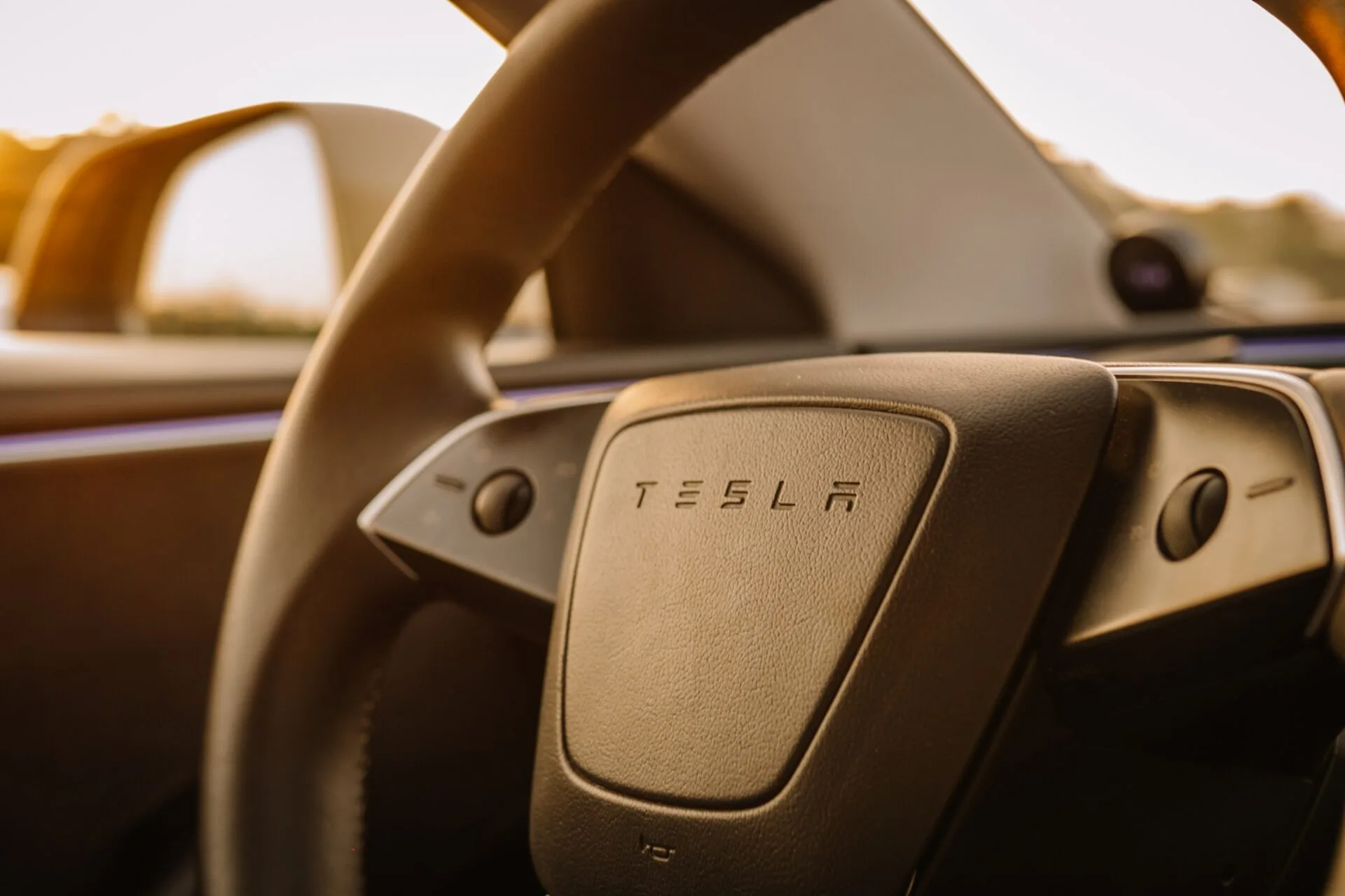 Motorista de Tesla é indiciado por homicídio culposo após acidente fatal no Texas