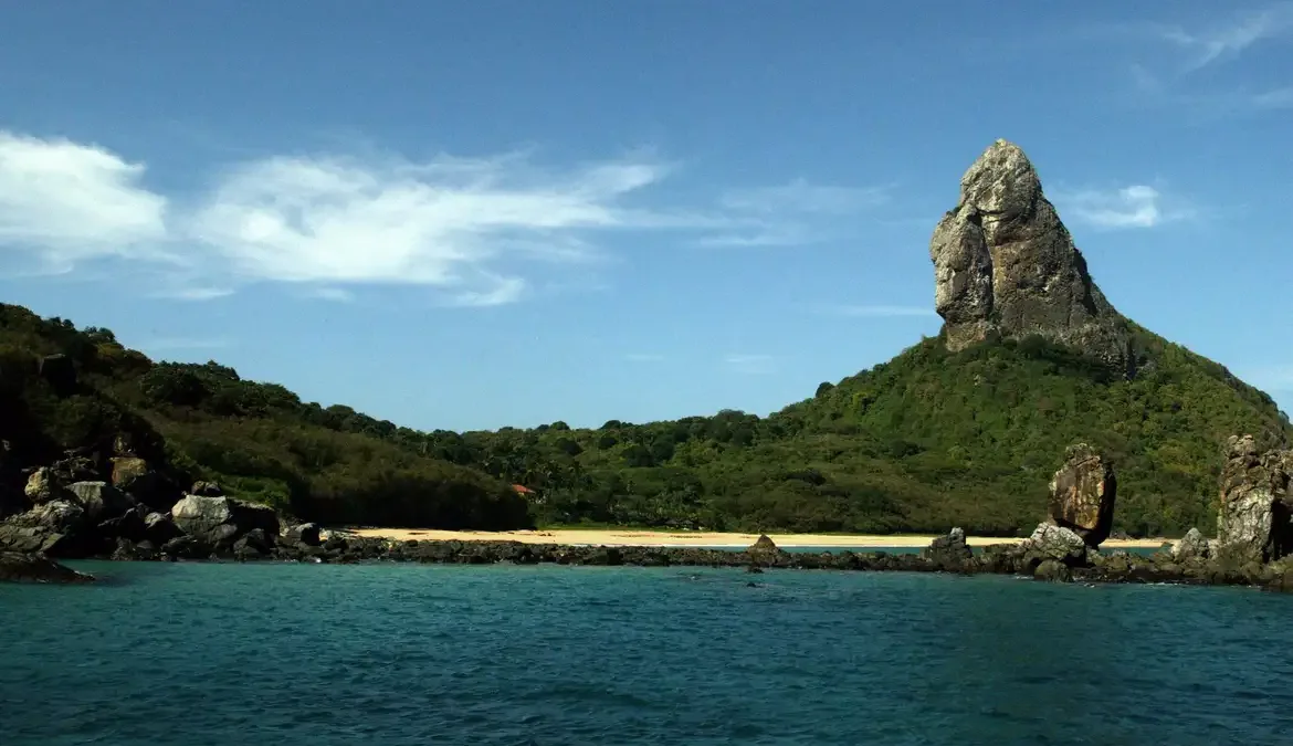 Mulher dá à luz em Fernando de Noronha, desafiando regra de partos na ilha