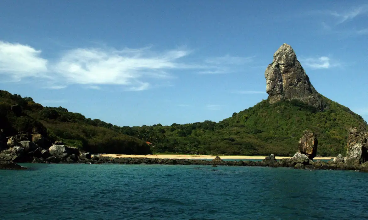 Mulher dá à luz em Fernando de Noronha, desafiando regra de partos na ilha