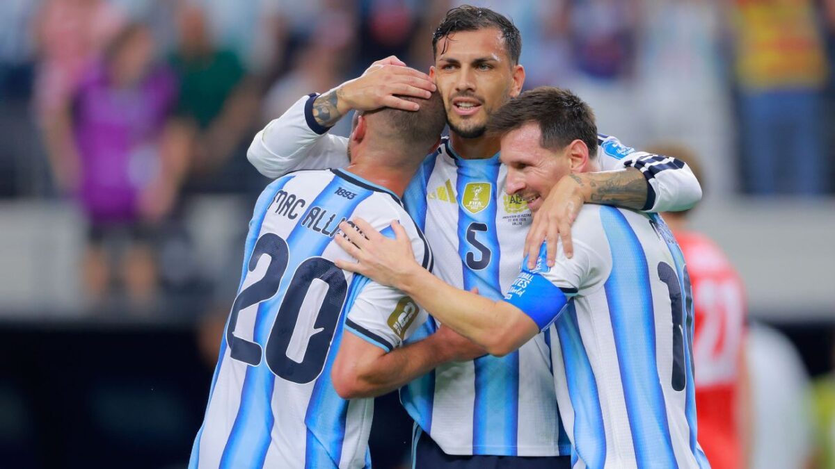 Namorada de zagueiro argentino exibe kit personalizado que Messi deu na Copa