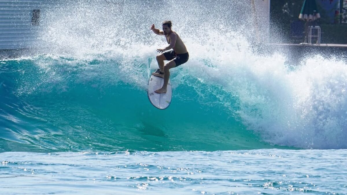 Nicolas Prattes exibe habilidades no surfe em mar artificial e aguarda primeiro filho