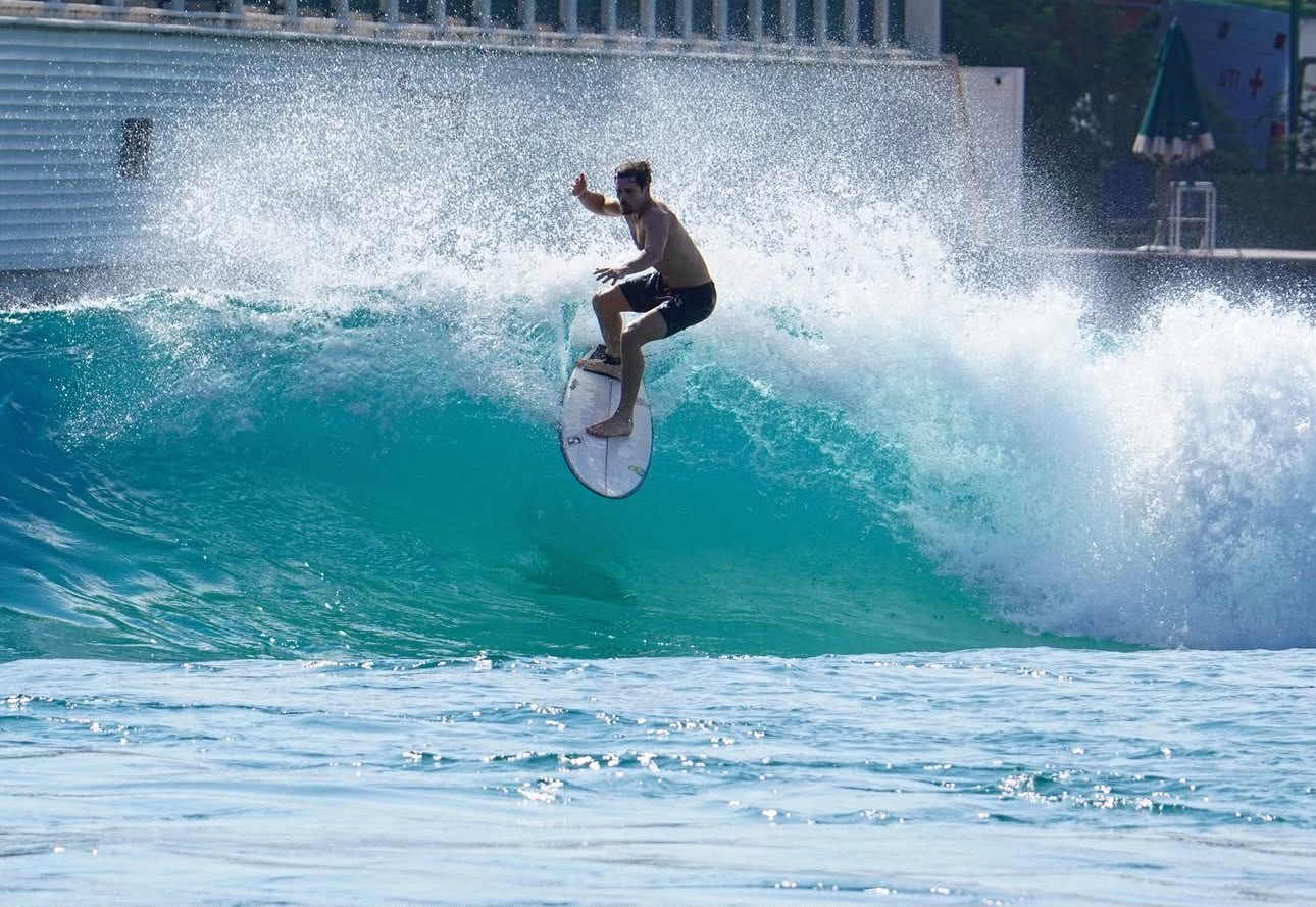 Nicolas Prattes exibe habilidades no surfe em mar artificial e aguarda primeiro filho