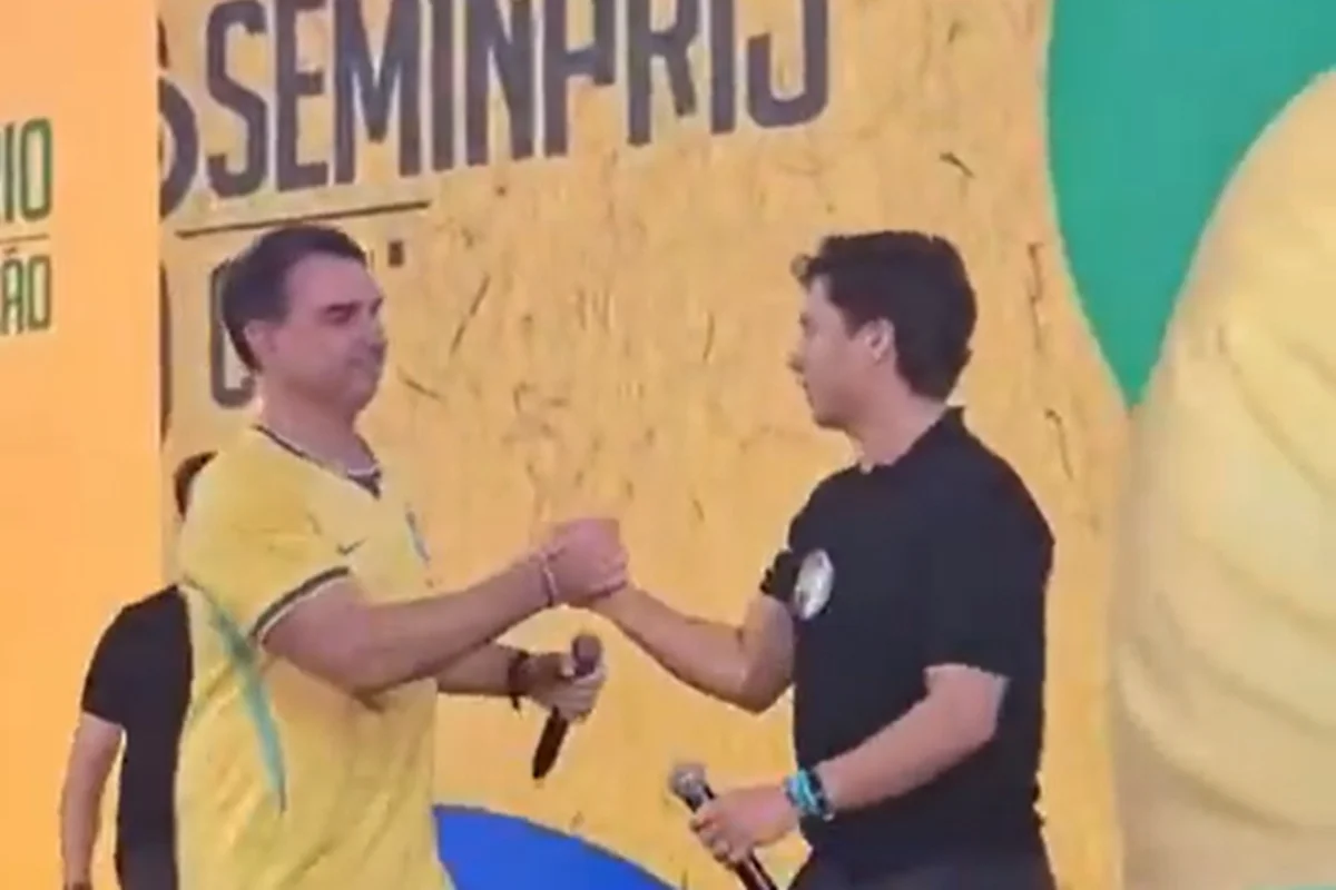 Nikolas Ferreira se une a Flávio Bolsonaro e destaca foco em derrotar Lula