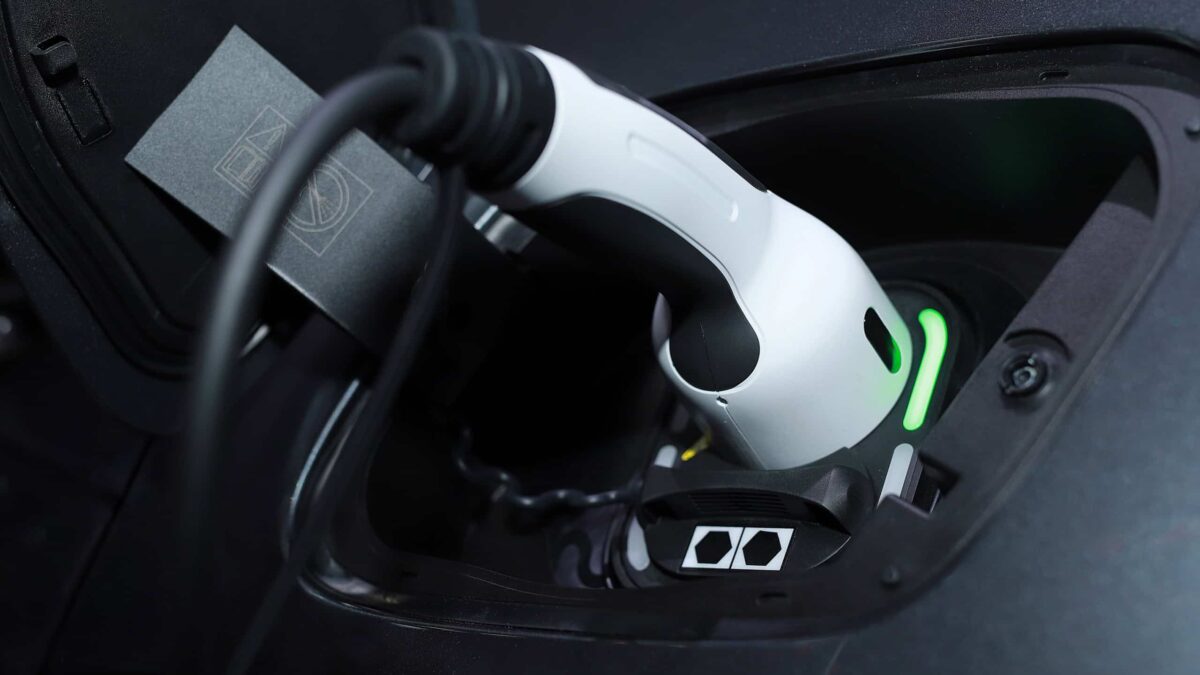 Nova técnica pode dobrar a vida útil das baterias de carros elétricos, aponta estudo