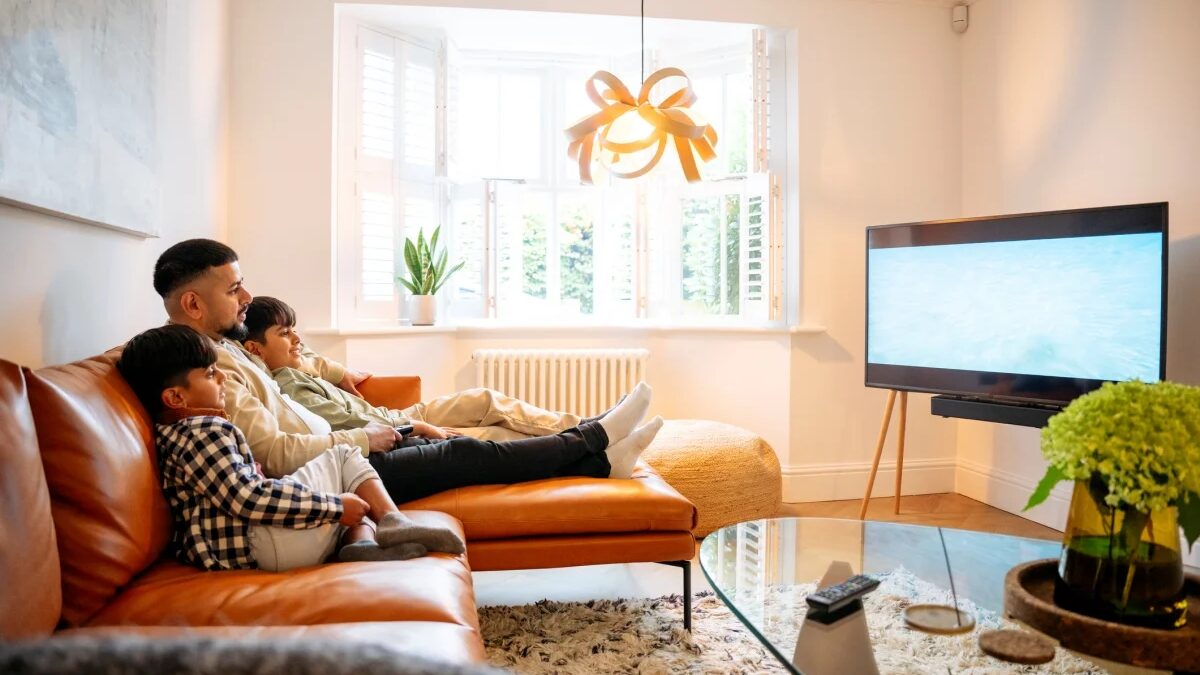 Nove filmes e séries sobre famílias para assistir com as crianças nas férias