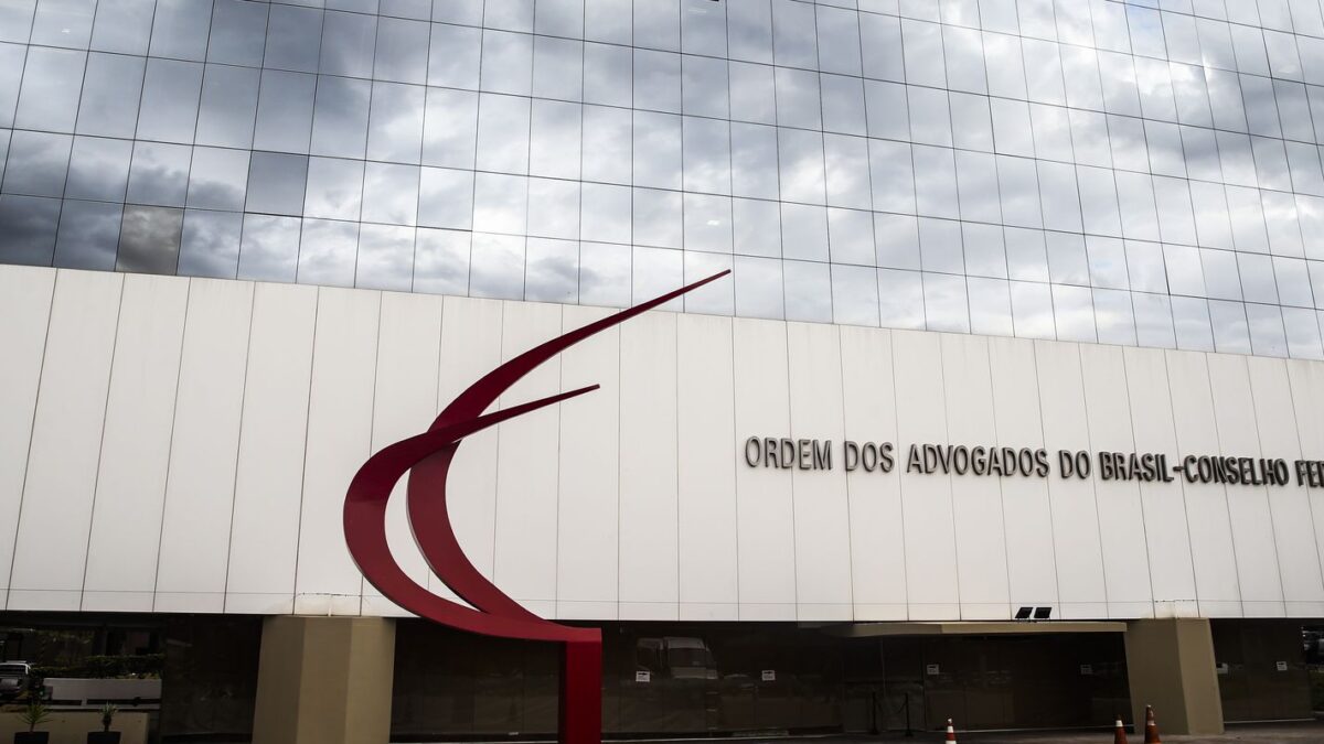 OAB solicita ao STF autorização para comunicação entre Flávio e Jair Bolsonaro