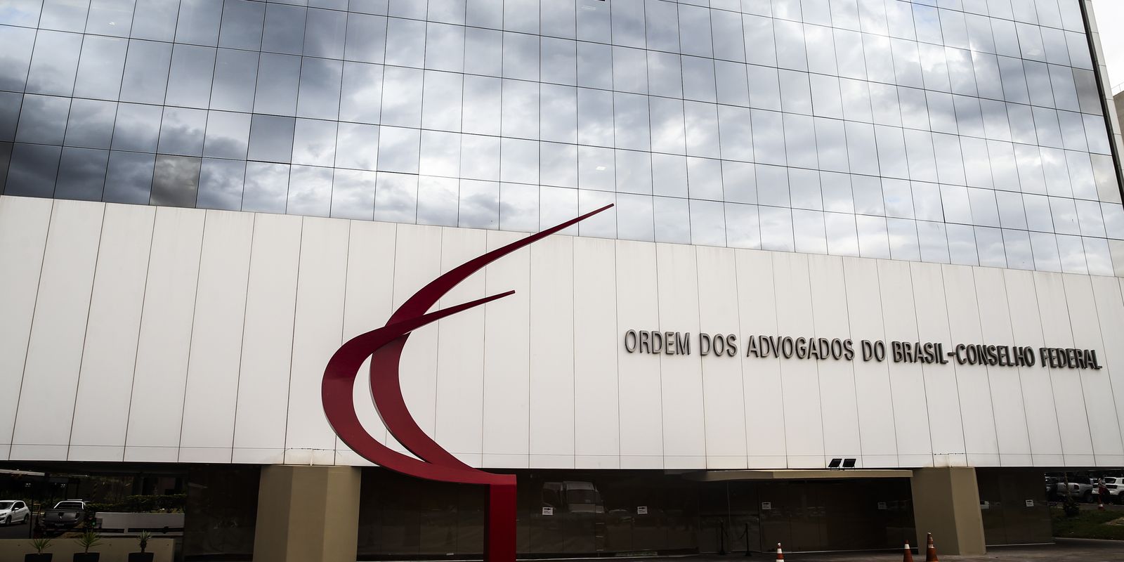 OAB solicita ao STF autorização para comunicação entre Flávio e Jair Bolsonaro