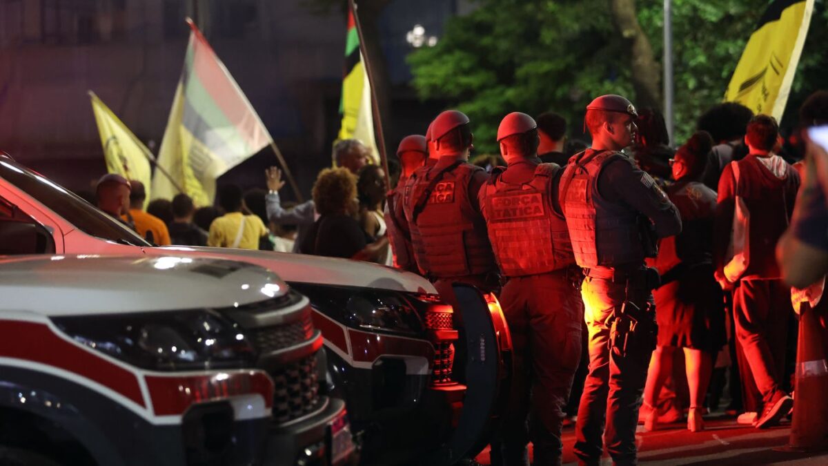 Oito em cada dez mortos em ações policiais no Brasil são negros, revela relatório.