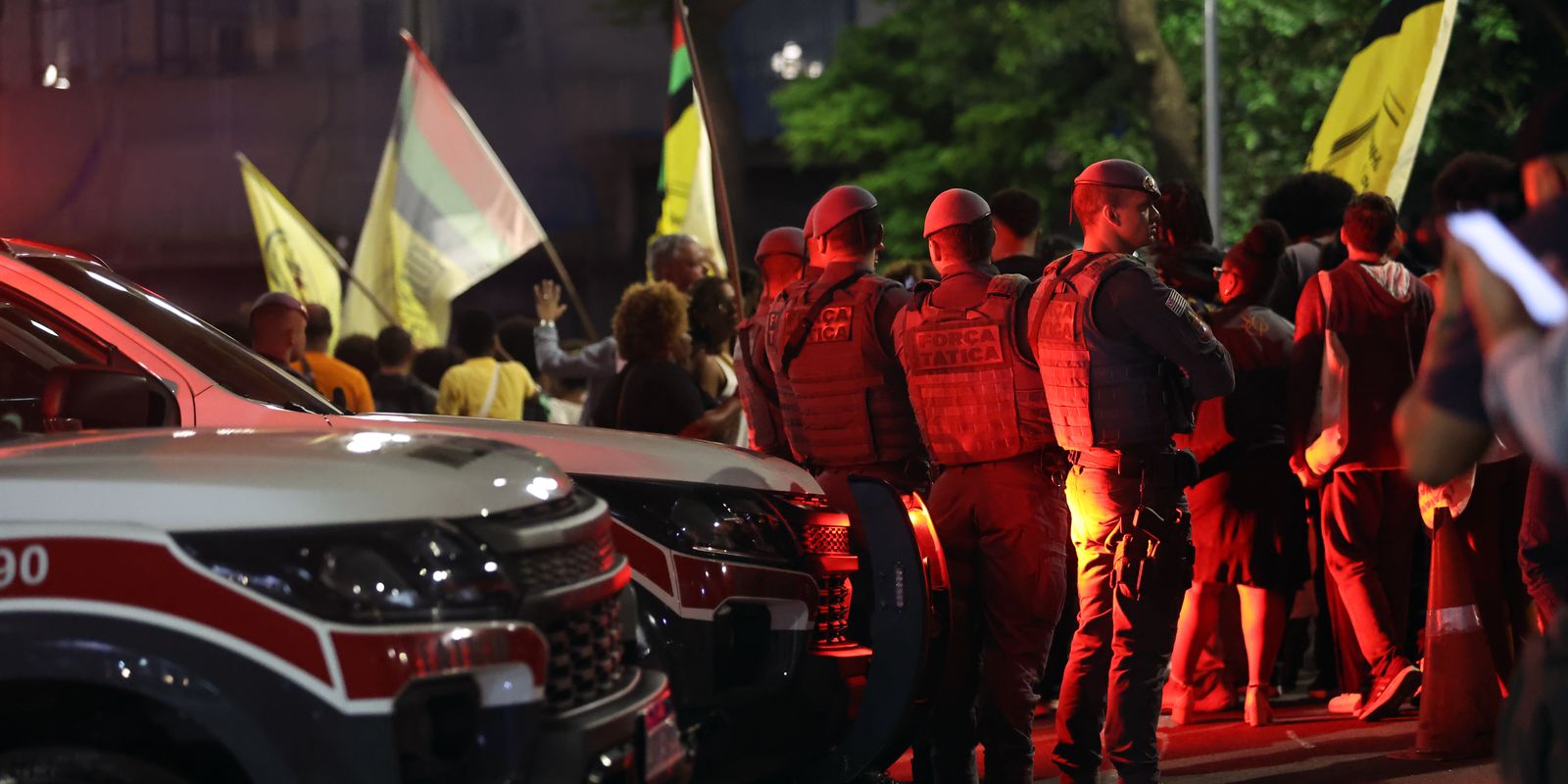 Oito em cada dez mortos em ações policiais no Brasil são negros, revela relatório.