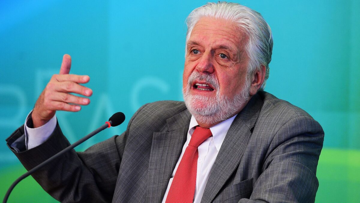 PF convoca senador Jaques Wagner para depor sobre fraudes do Banco Master