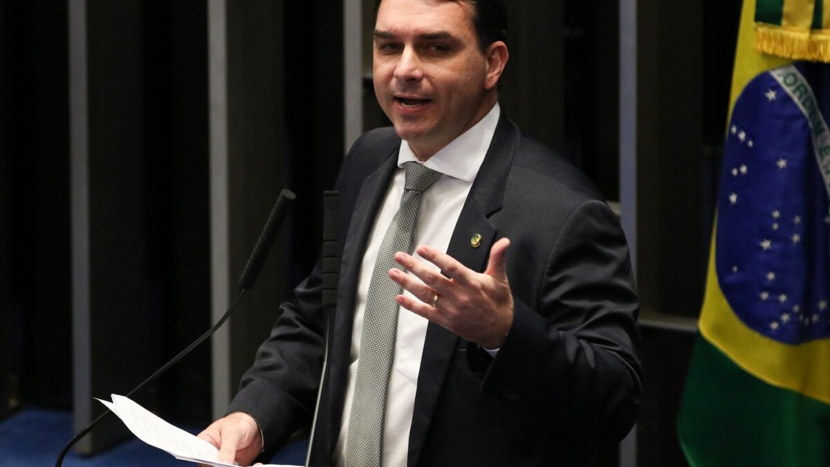 PGR solicita oitiva de Flávio Bolsonaro por calúnia contra Lula em inquérito