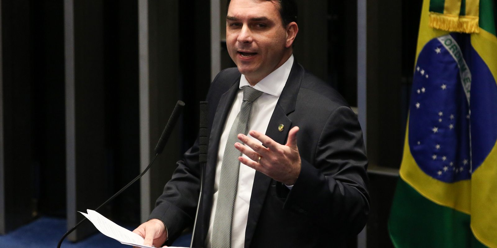 PGR solicita oitiva de Flávio Bolsonaro por calúnia contra Lula em inquérito