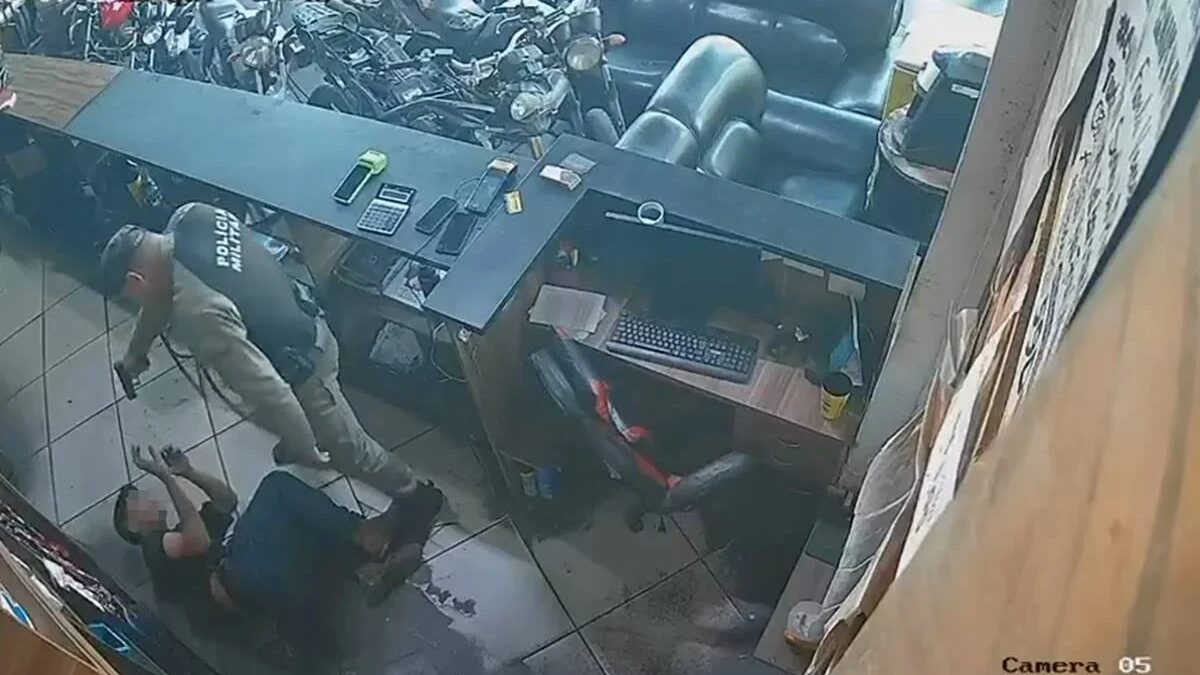 PM suspeito de agredir adolescente em Goiás pagará fiança de R$ 3 mil