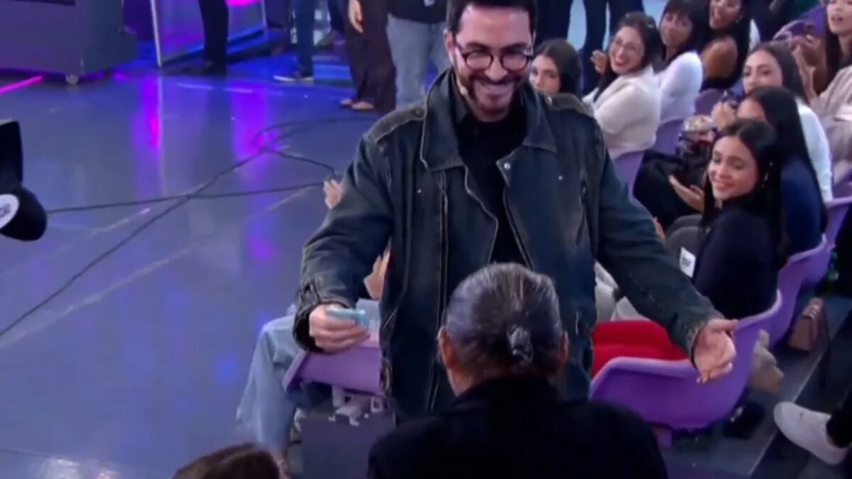Padre Fábio de Melo e Chrystian Shankar doam prêmios a senhora no SBT
