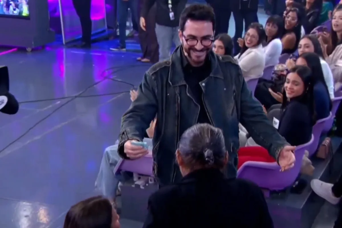 Padre Fábio de Melo e Chrystian Shankar doam prêmios a senhora no SBT