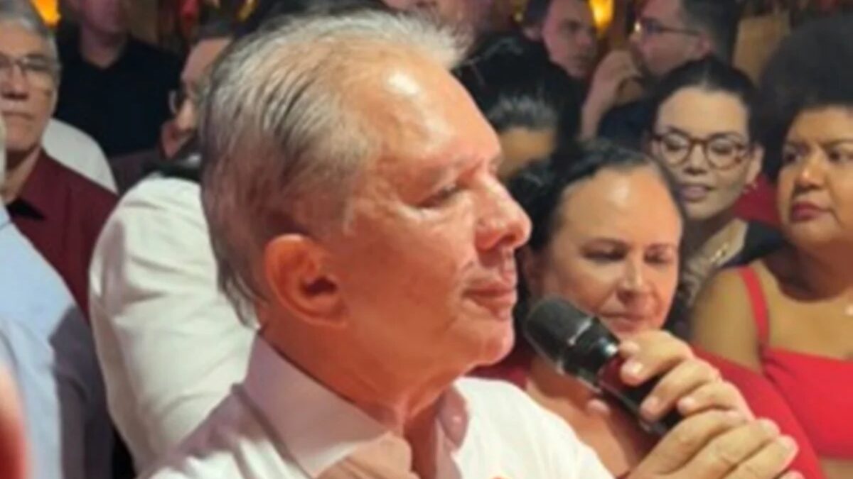 Pai de Hugo Motta é vaiado em convenção do PT na Paraíba