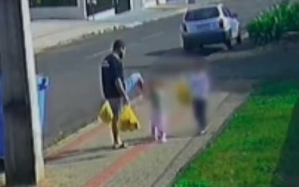 Pai preso por chutar filha de 3 anos em Francisco Beltrão diz que "perdeu a cabeça"