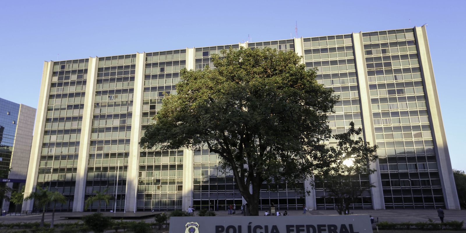Polícia Federal realiza operação para desarticular lavagem de dinheiro do PCC em SP