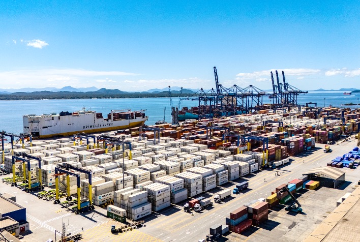 Porto de Paranaguá investe R$ 1,5 bilhão e amplia exportação de frango com energia renovável