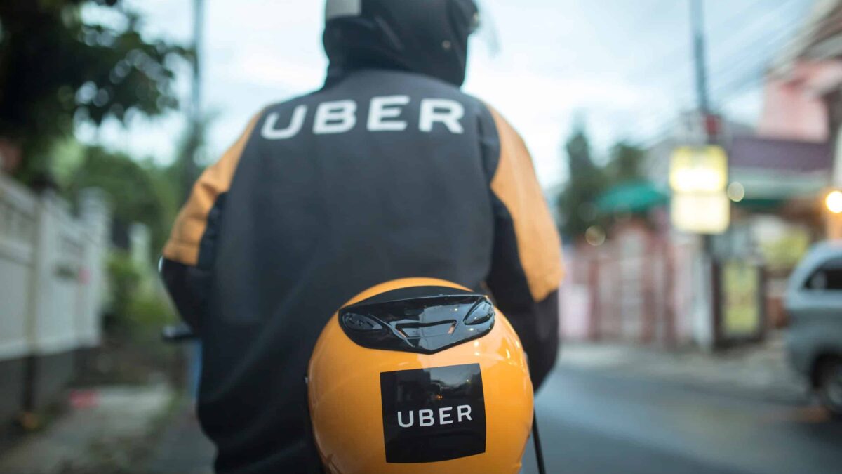 Prefeitura de SP credencia Uber para transporte de moto, mas serviço permanece suspenso