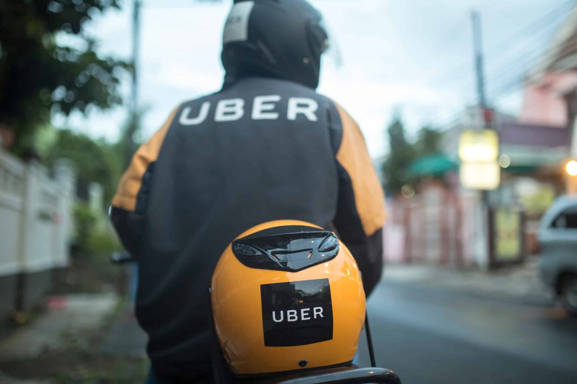 Prefeitura de SP credencia Uber para transporte de moto, mas serviço permanece suspenso