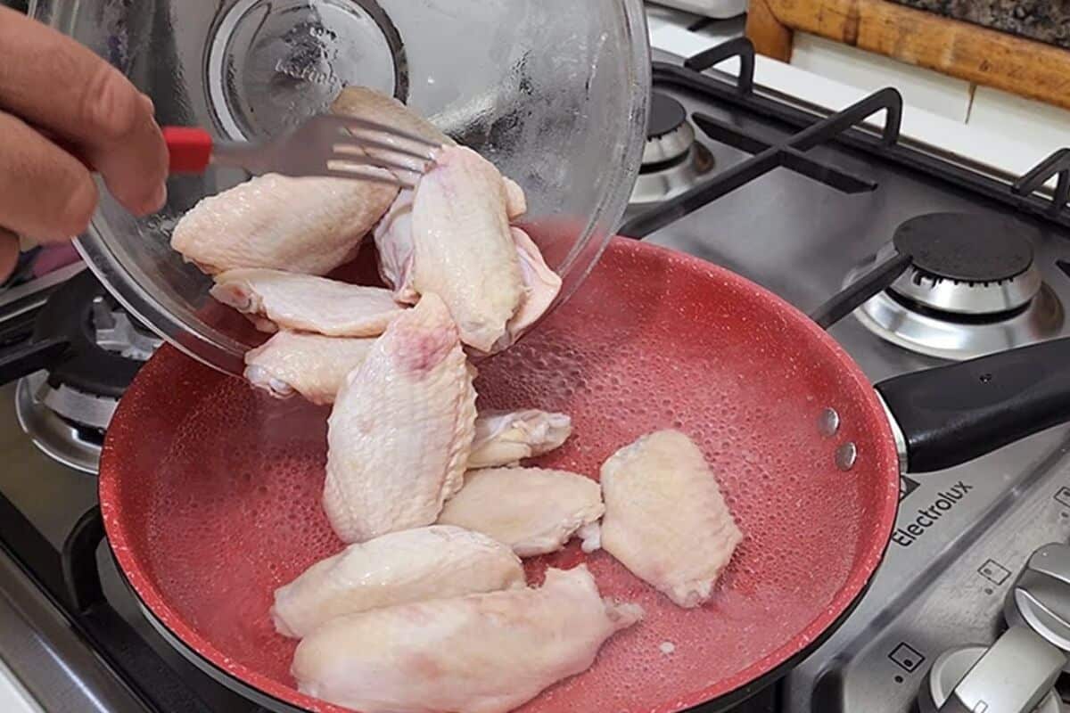 Prepare um frango suculento com molho americano irresistível e cheio de sabor