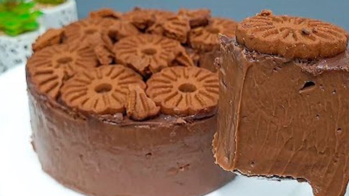 Prepare uma sobremesa de chocolate cremosa e rápida no liquidificador!