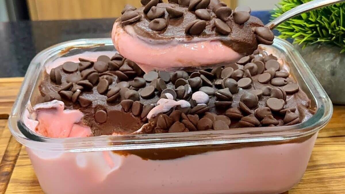 Prepare uma sobremesa sensação com chocolate e morango de forma prática e deliciosa