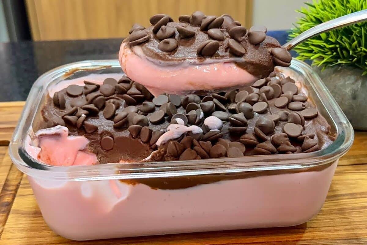 Prepare uma sobremesa sensação com chocolate e morango de forma prática e deliciosa