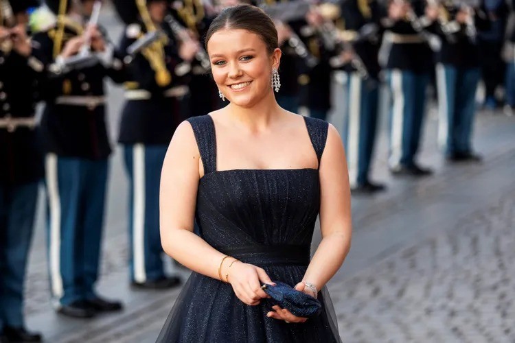 Princesa Isabel da Dinamarca renuncia a salário de US$ 15 mil durante treinamento militar