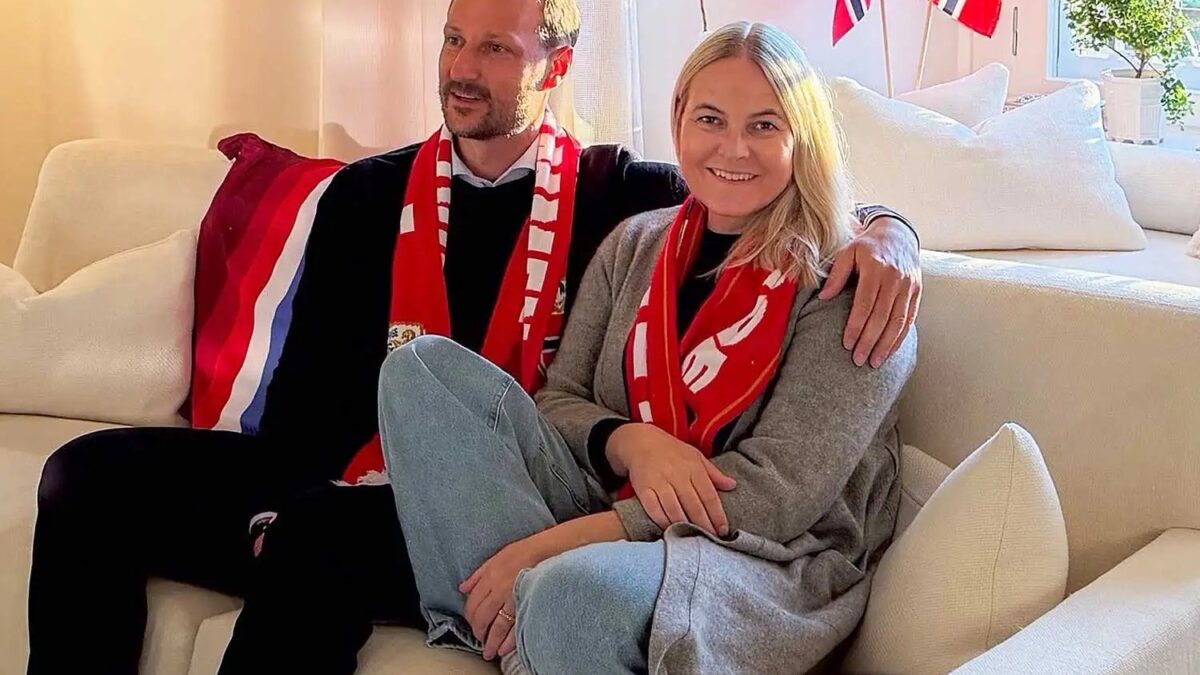 Princesa Mette-Marit da Noruega reaparece após transplante de pulmão em jogo da Copa do Mundo