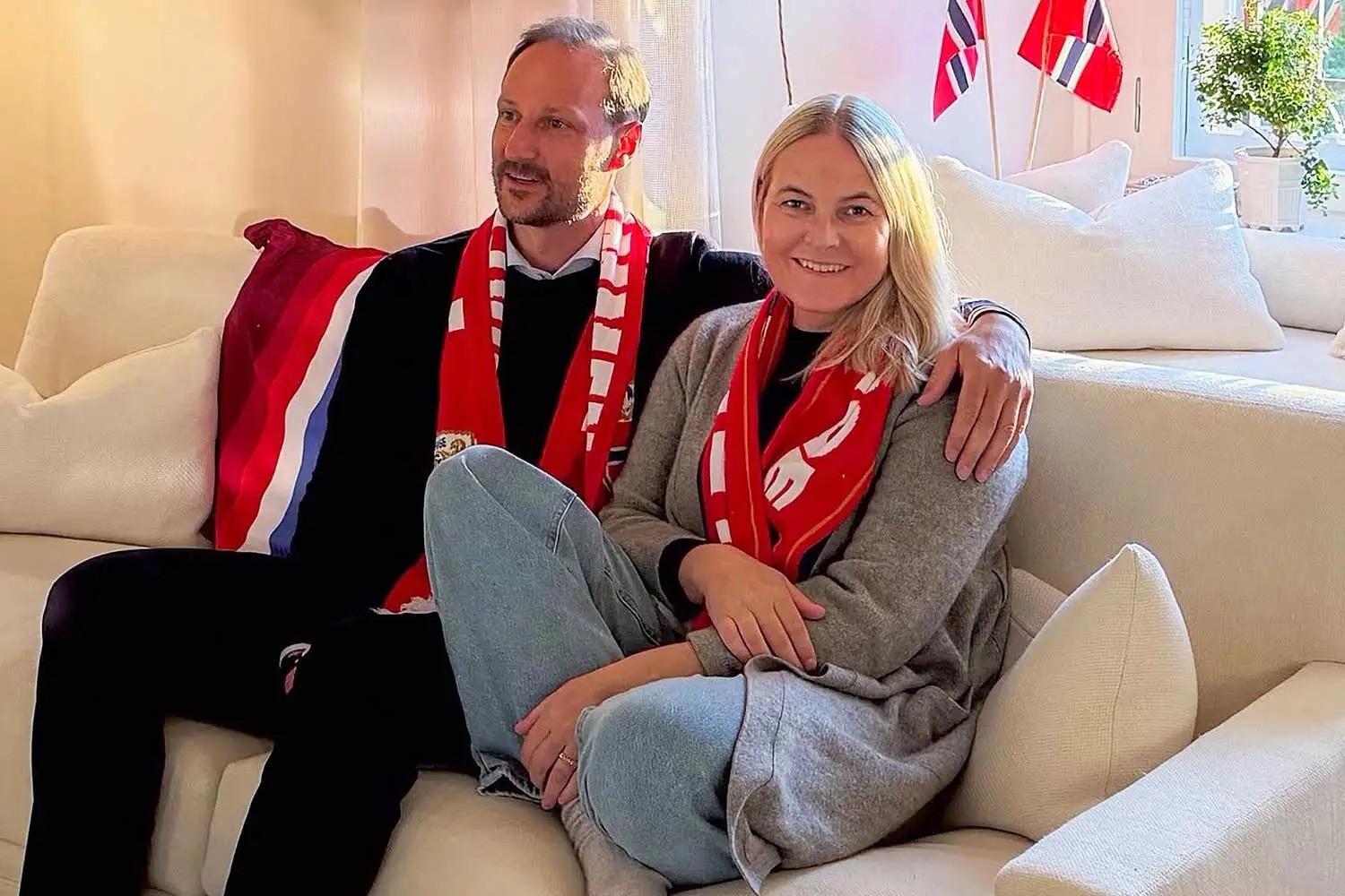 Princesa Mette-Marit da Noruega reaparece após transplante de pulmão em jogo da Copa do Mundo