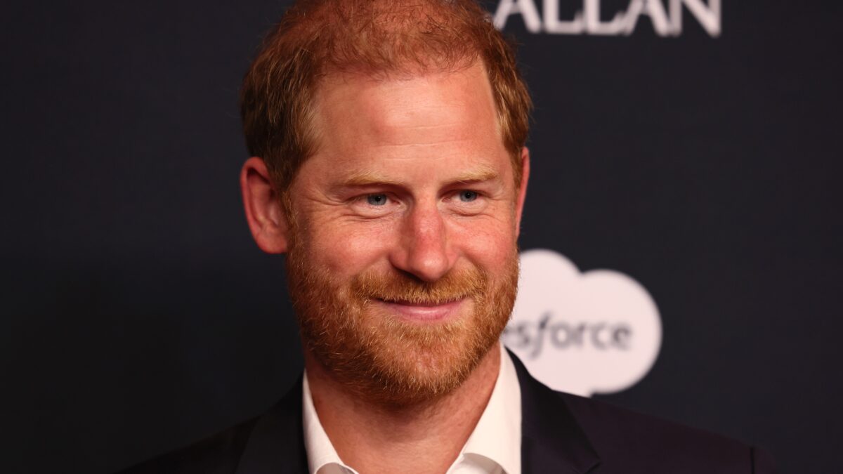 Príncipe Harry brilha no tapete vermelho em Nova York após reencontro com Rei Charles III