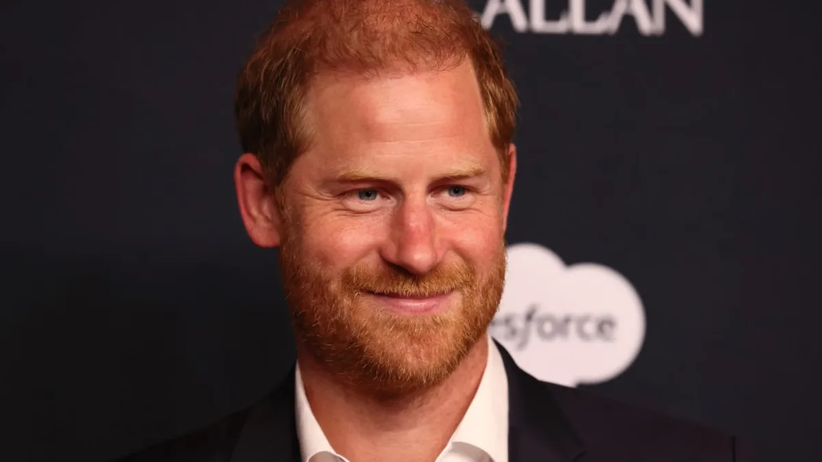 Príncipe Harry brilha no tapete vermelho em Nova York após reencontro com Rei Charles III