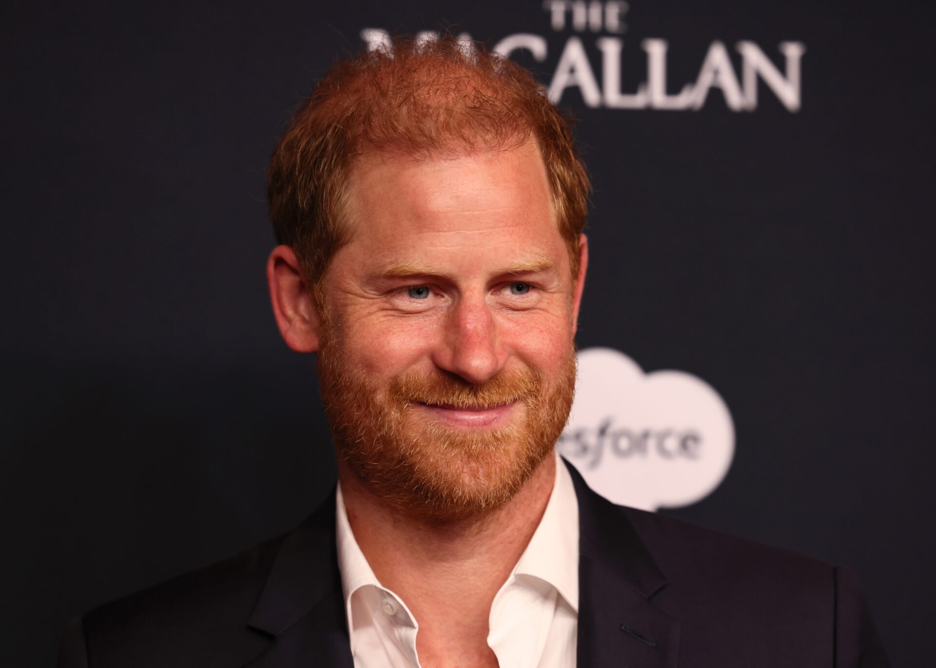 Príncipe Harry brilha no tapete vermelho em Nova York após reencontro com Rei Charles III