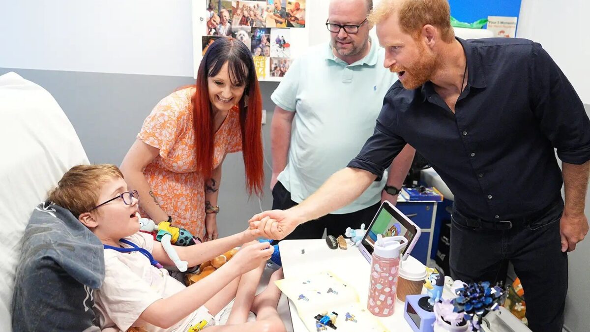 Príncipe Harry revela paixão de Archie por Lego durante visita a hospital infantil no Reino Unido
