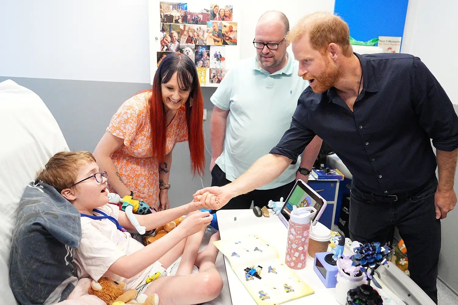 Príncipe Harry revela paixão de Archie por Lego durante visita a hospital infantil no Reino Unido