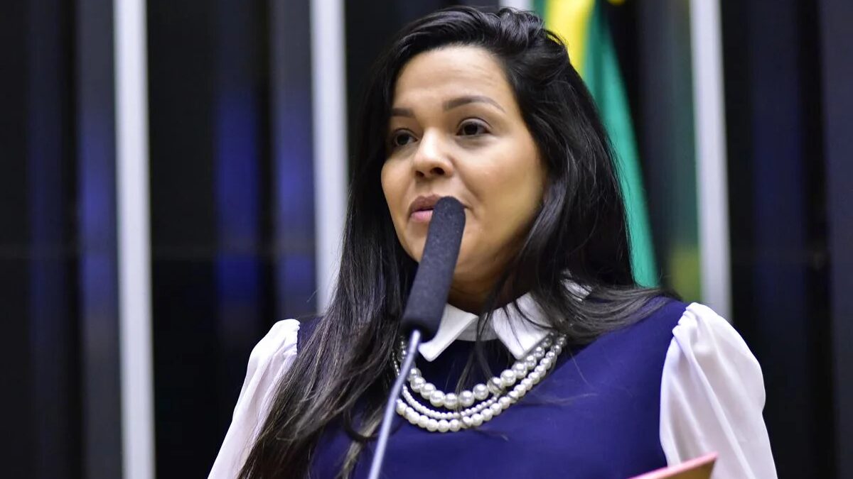 Priscila Costa assume vaga na Câmara após briga entre Michelle e Flávio Bolsonaro