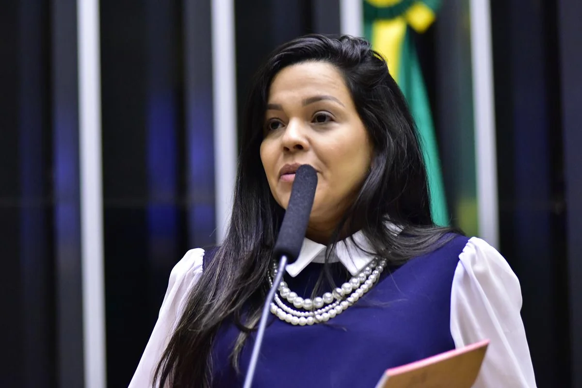 Priscila Costa assume vaga na Câmara após briga entre Michelle e Flávio Bolsonaro