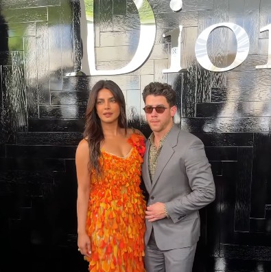 Priyanka Chopra brilha em vestido vibrante no desfile da Dior em Paris com Nick Jonas