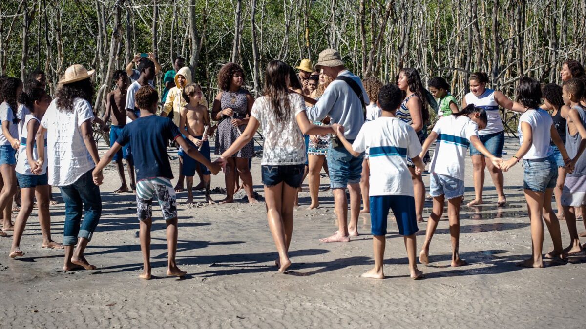 Projeto Flautistas da Marambaia ensina alunos do Rio sobre manguezais e música