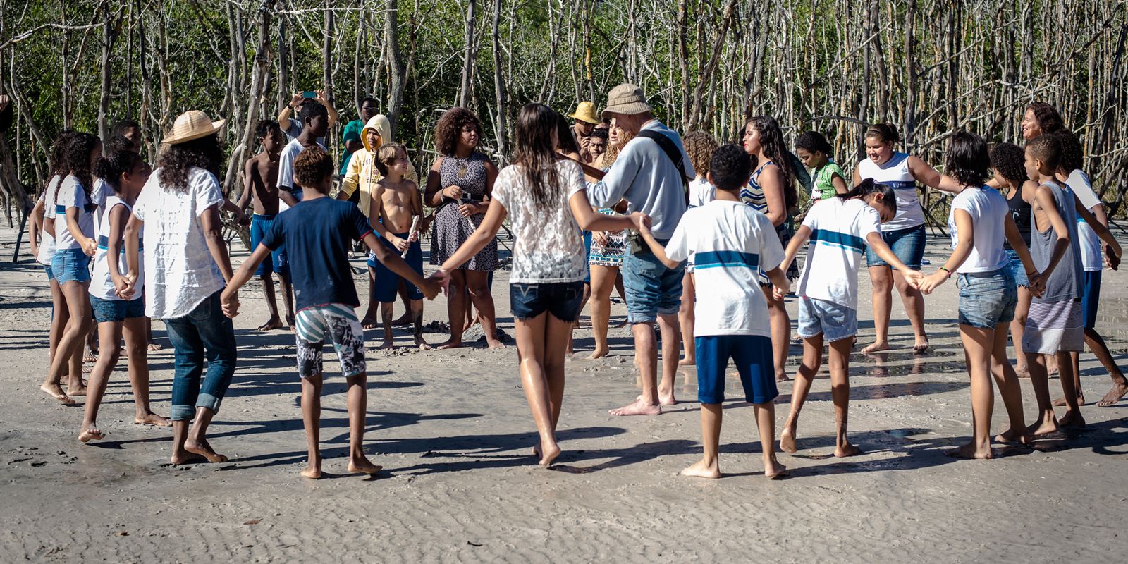 Projeto Flautistas da Marambaia ensina alunos do Rio sobre manguezais e música