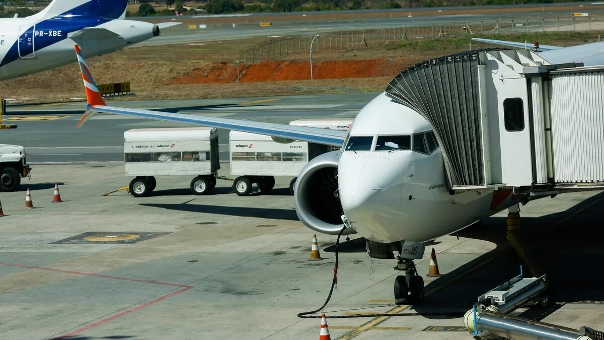 Querosene de aviação sobe 57,6% em um ano e pressiona preço das passagens aéreas