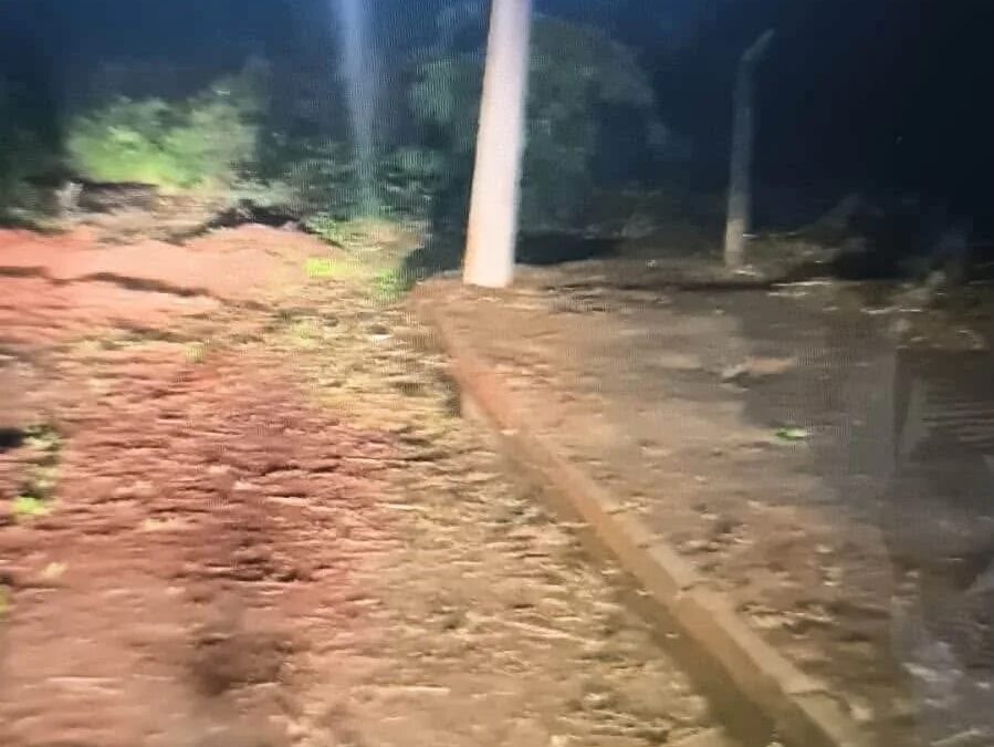 ROMU resgata criança presa em lamaçal em Americana; mãe é investigada por abandono