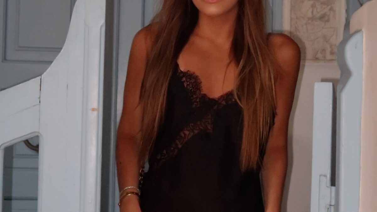 Rafa Justus brilha em Mykonos com look de blusa rendada e minissaia de poá