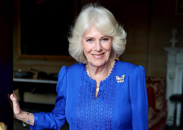 Rainha Camilla completa 79 anos com retrato oficial e joia de Elizabeth II