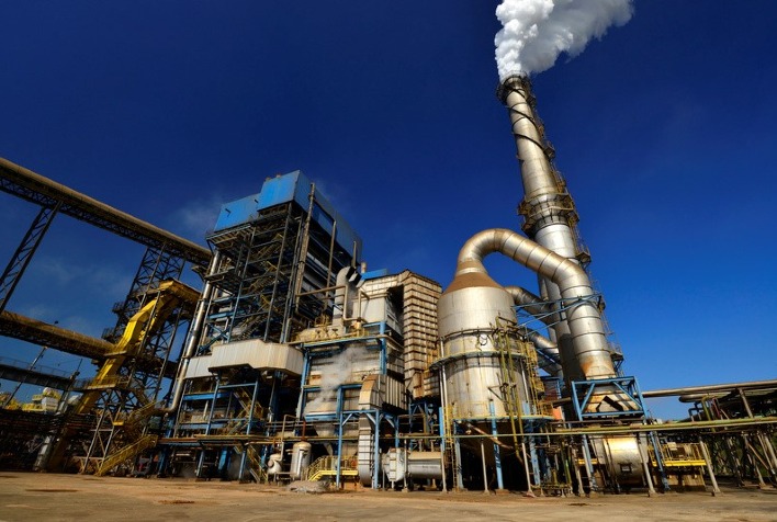 Raízen reduz moagem de cana em 10% na safra 2025/26, mas aumenta produção de açúcar e etanol