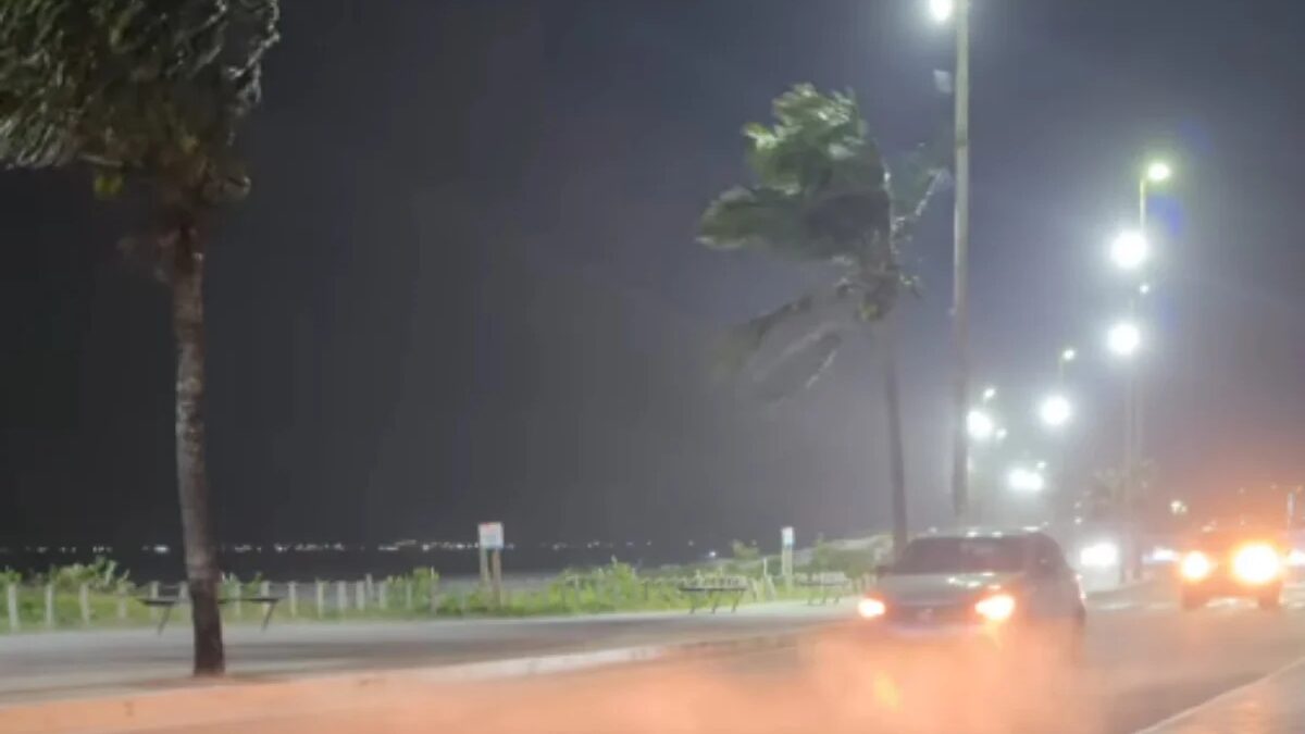 Rajadas de vento de até 70 km/h geram alerta em Cabo Frio, RJ