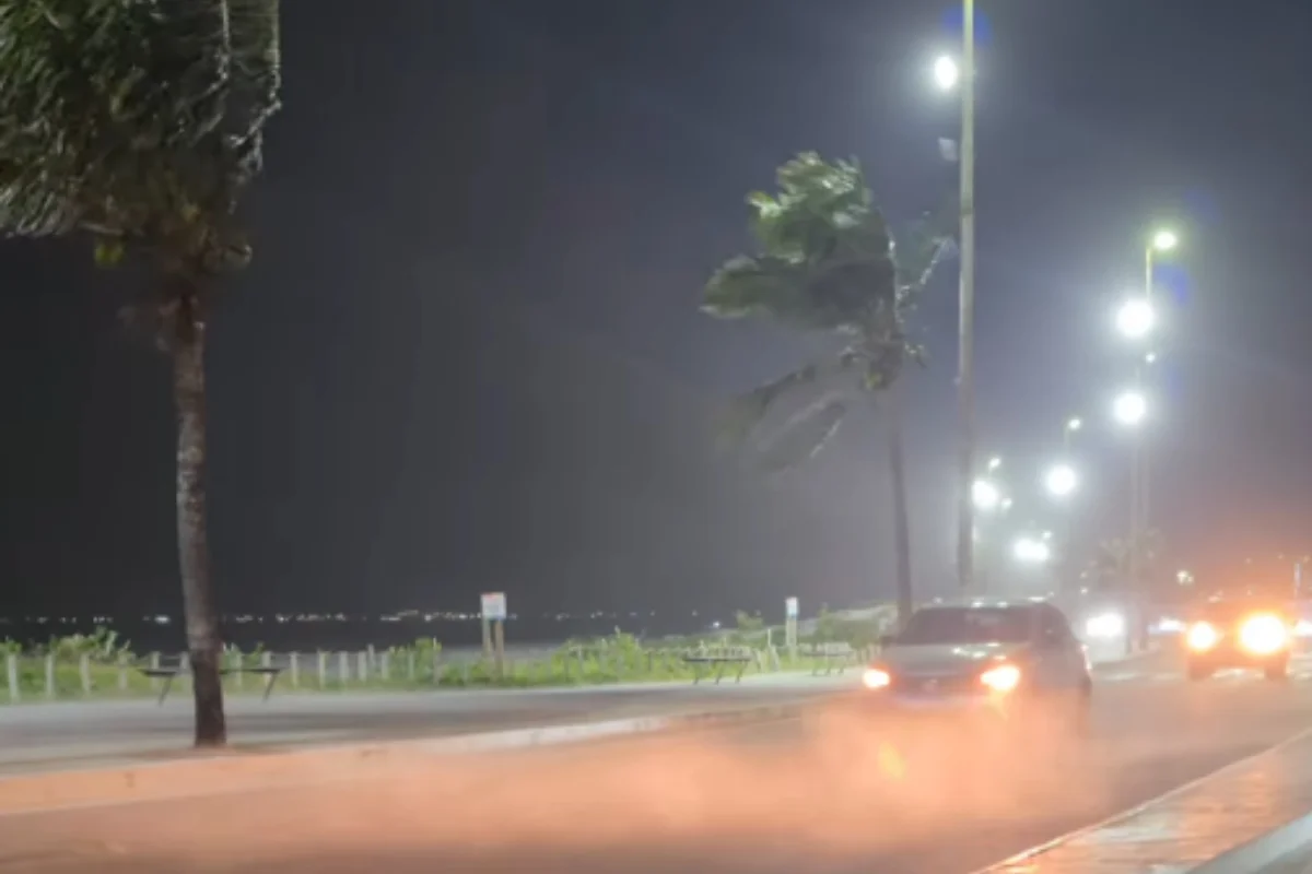 Rajadas de vento de até 70 km/h geram alerta em Cabo Frio, RJ