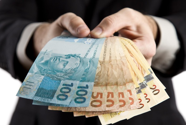 Real se destaca entre moedas emergentes, mas Rabobank prevê riscos fiscais e dólar em alta